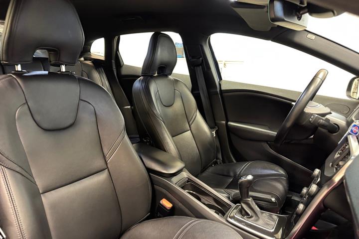 Blå Volvo V40 fra 2018