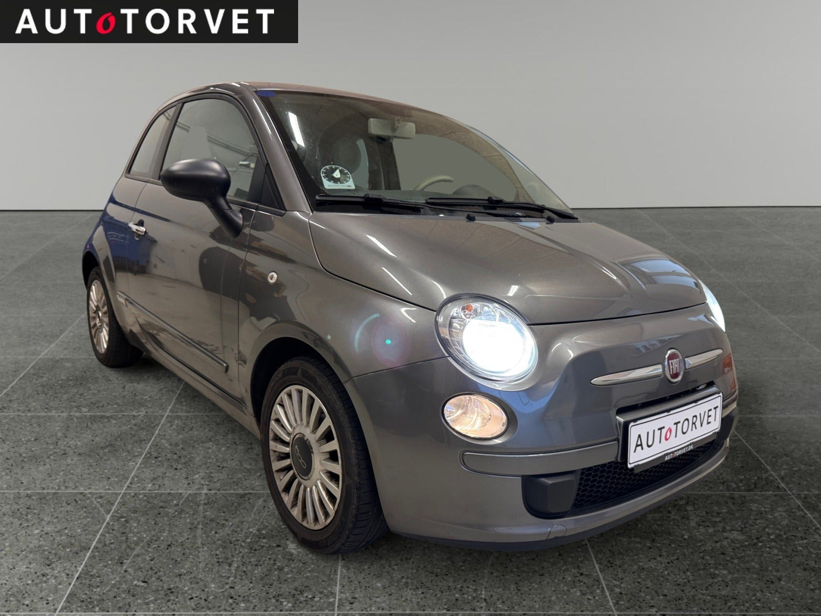 Grå Fiat 500 fra 2014