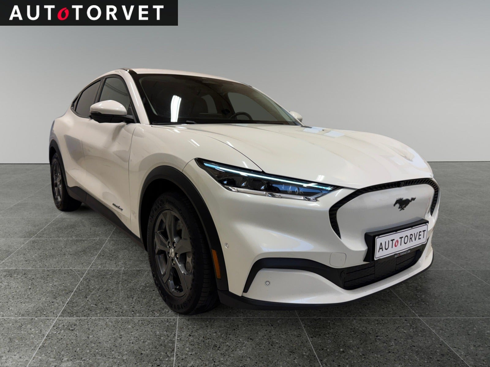 Hvid Ford Mustang Mach-E fra 2021