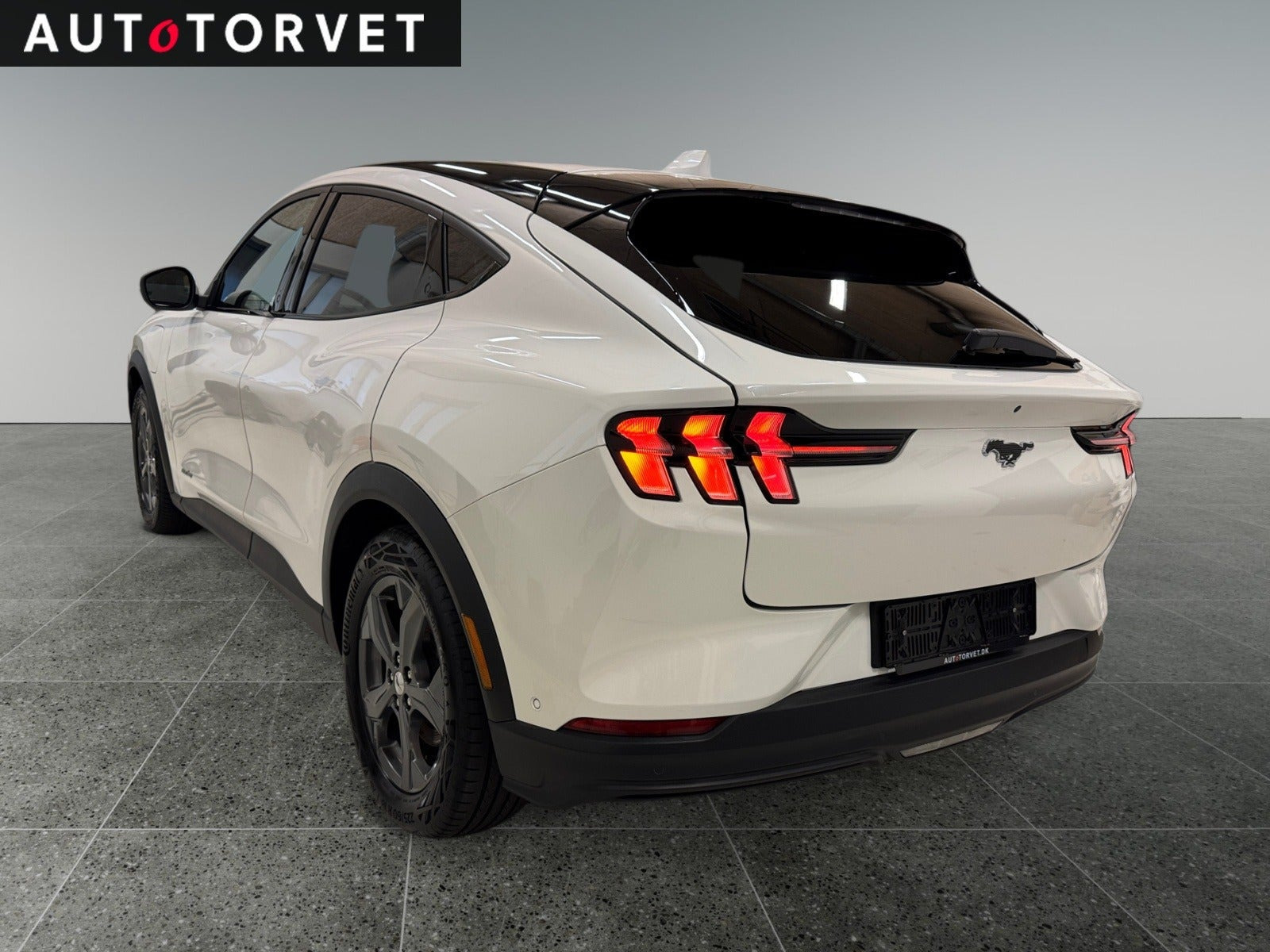 Hvid Ford Mustang Mach-E fra 2021