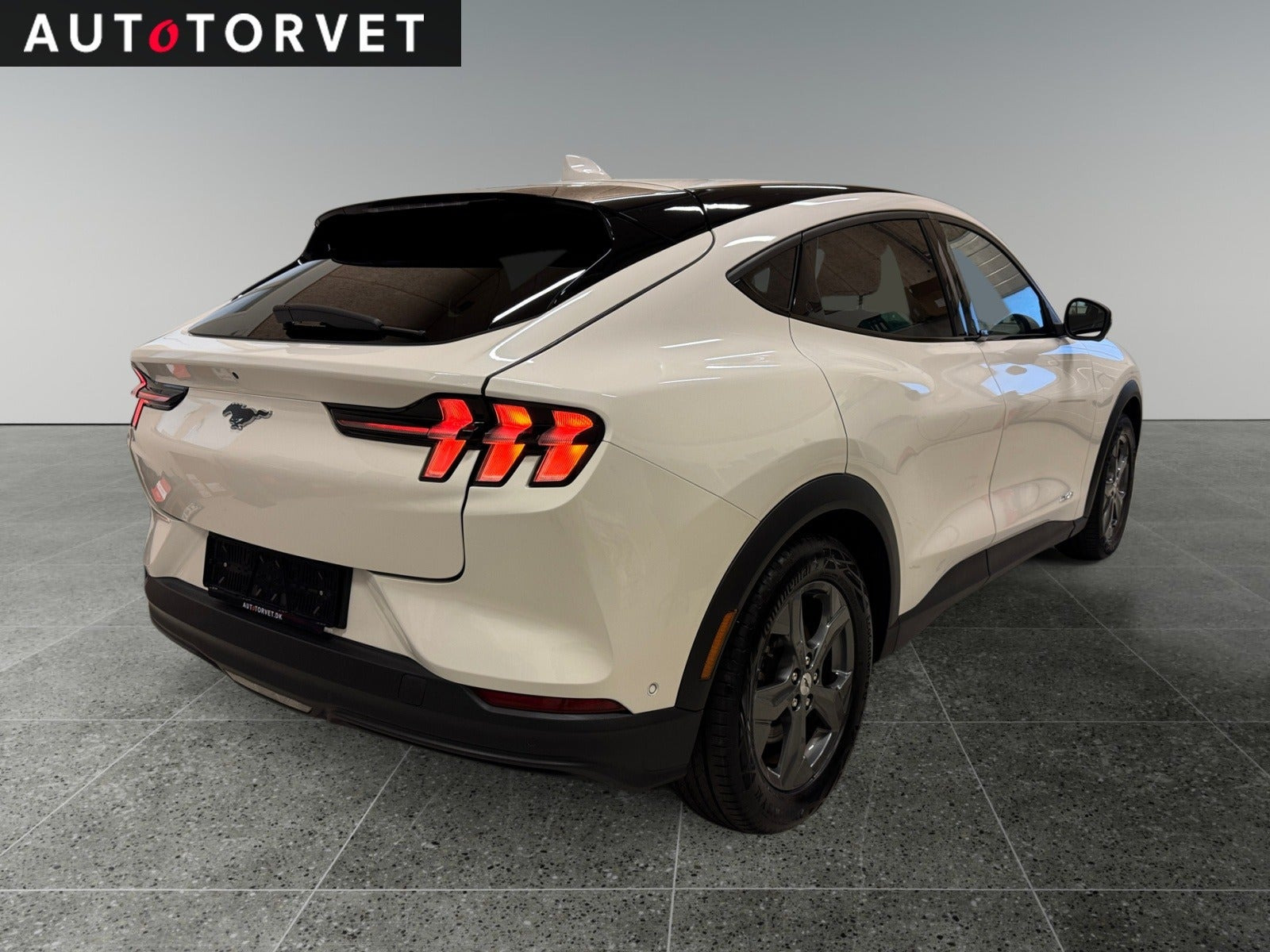 Hvid Ford Mustang Mach-E fra 2021
