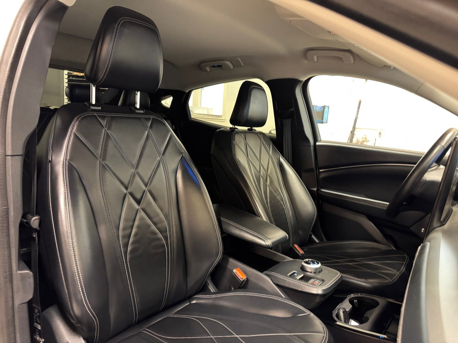 Hvid Ford Mustang Mach-E fra 2021
