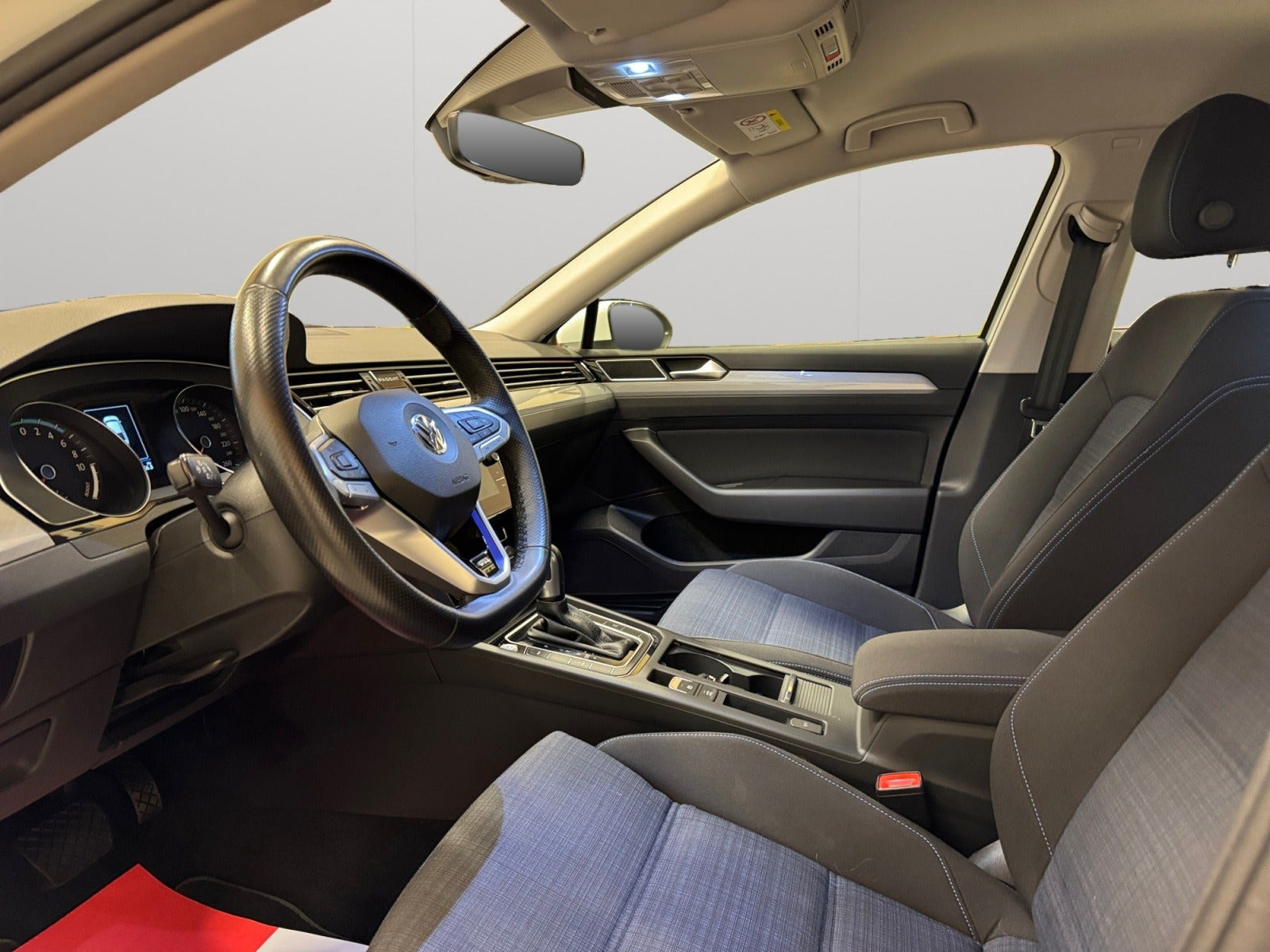 Hvid VW Passat fra 2020