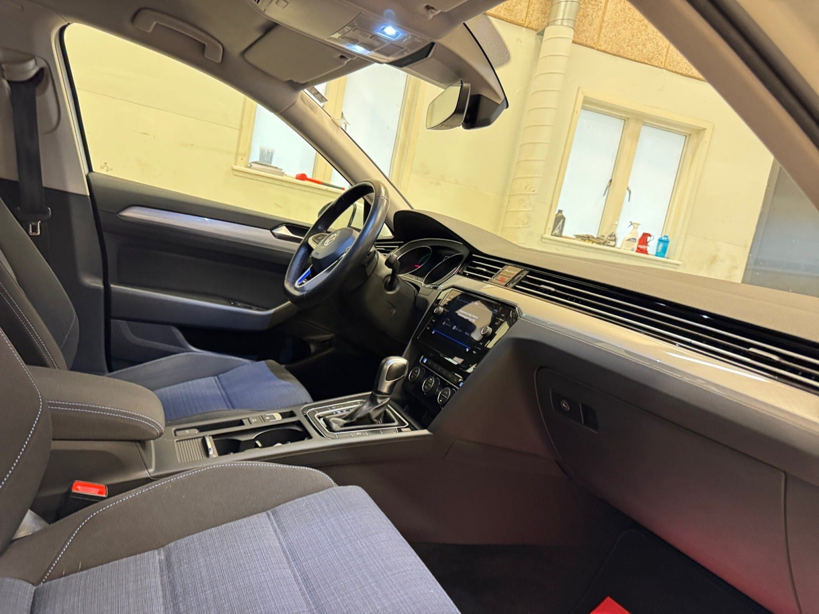 Hvid VW Passat fra 2020