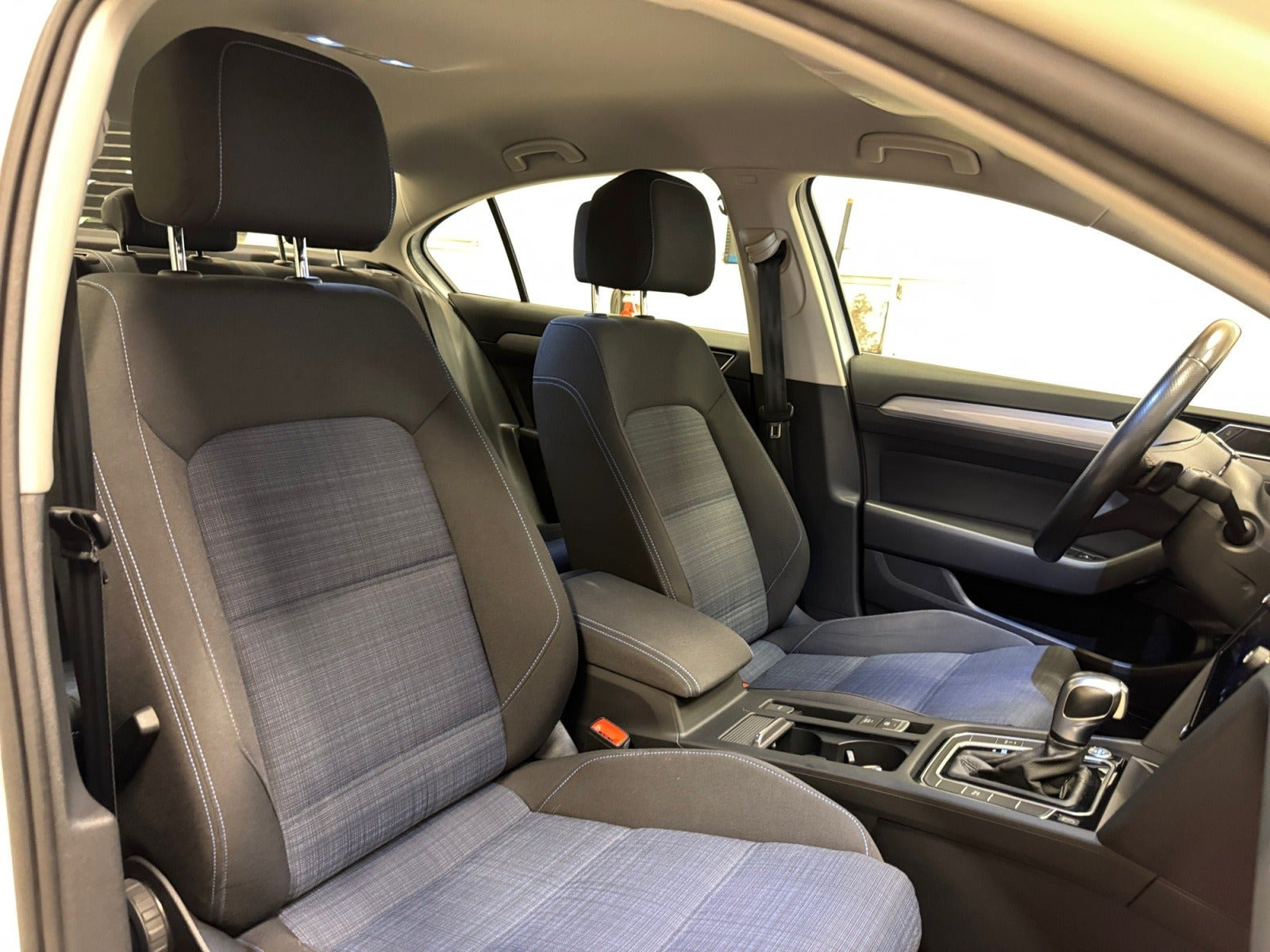 Hvid VW Passat fra 2020