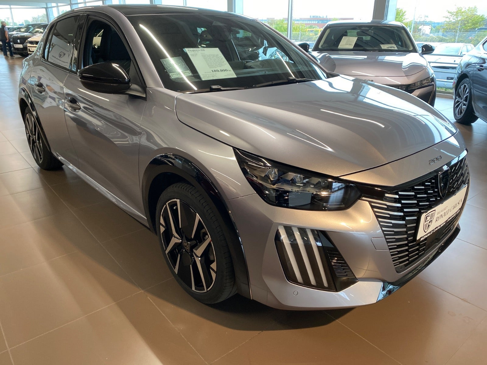 Sølv Peugeot e-208 fra 2026