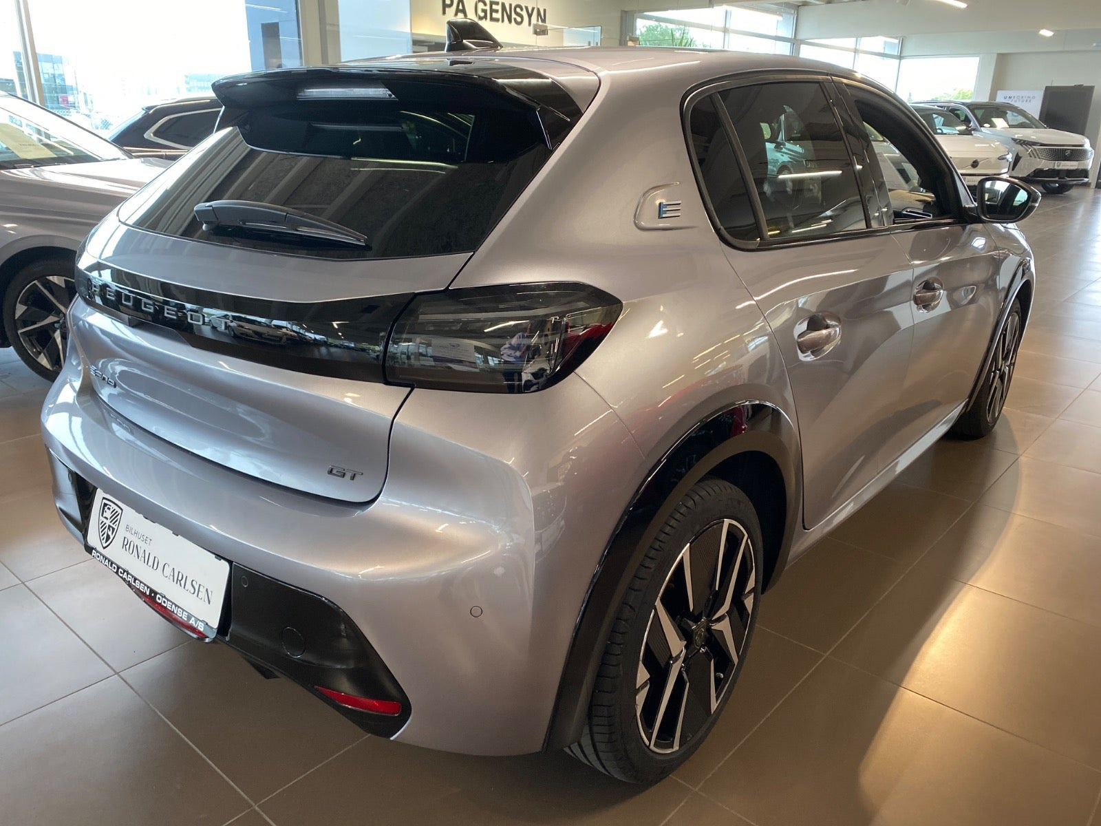 Sølv Peugeot e-208 fra 2026