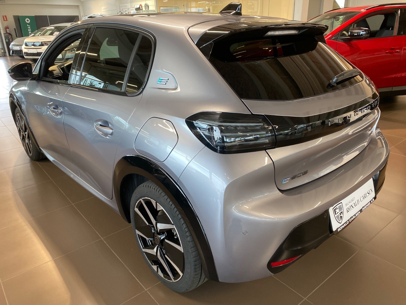 Sølv Peugeot e-208 fra 2026