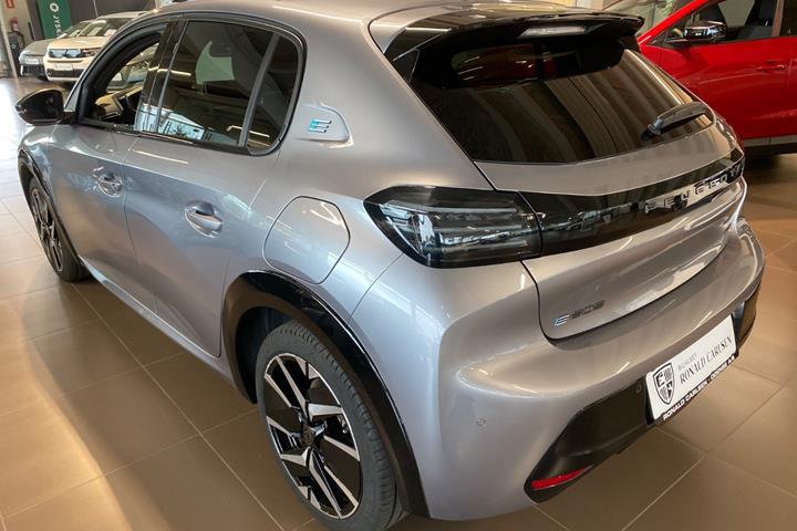 Sølv Peugeot e-208 fra 2026