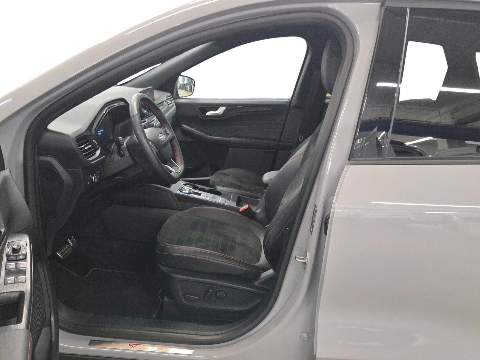Grå Ford Kuga fra 2023