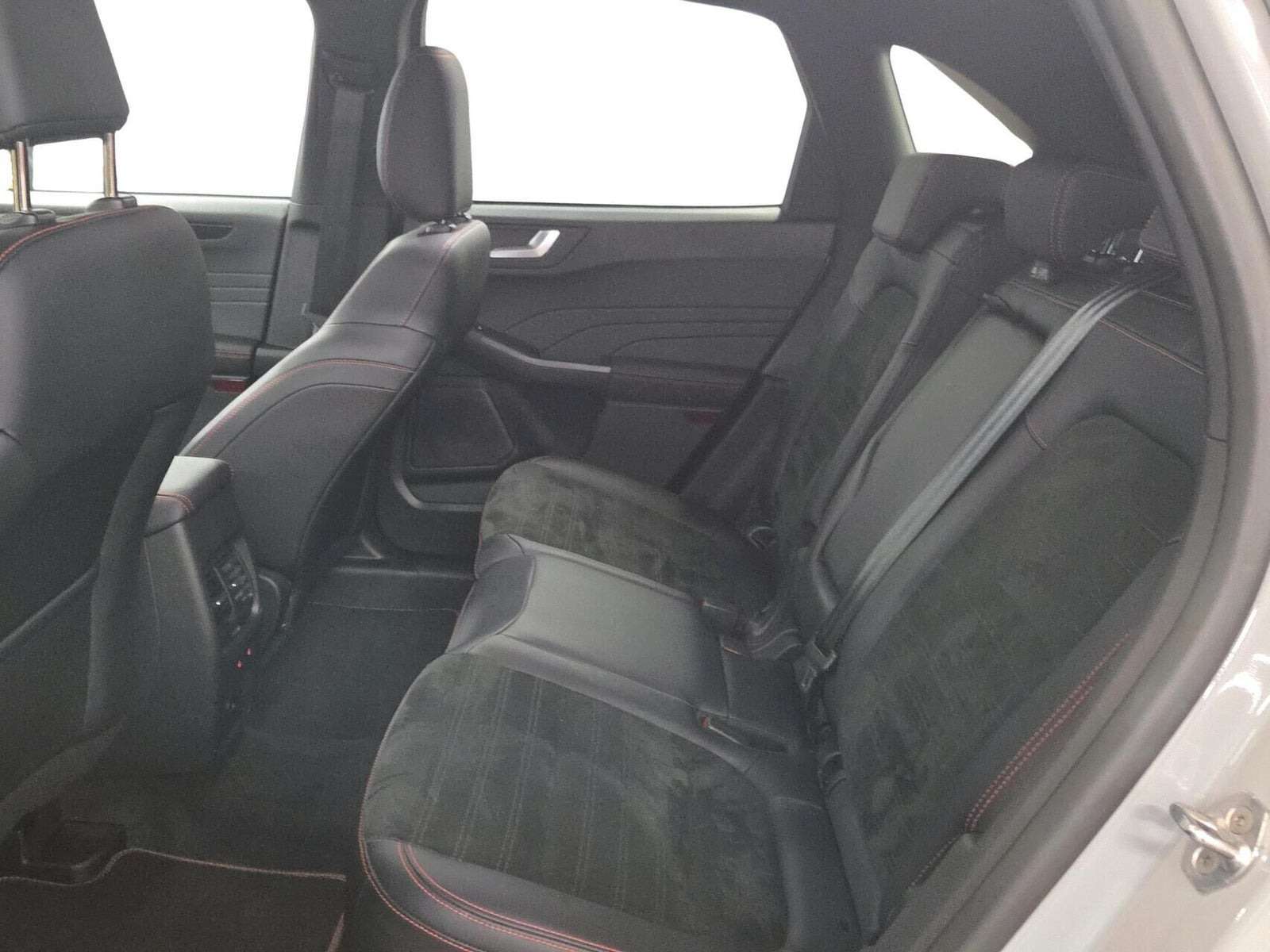 Grå Ford Kuga fra 2023