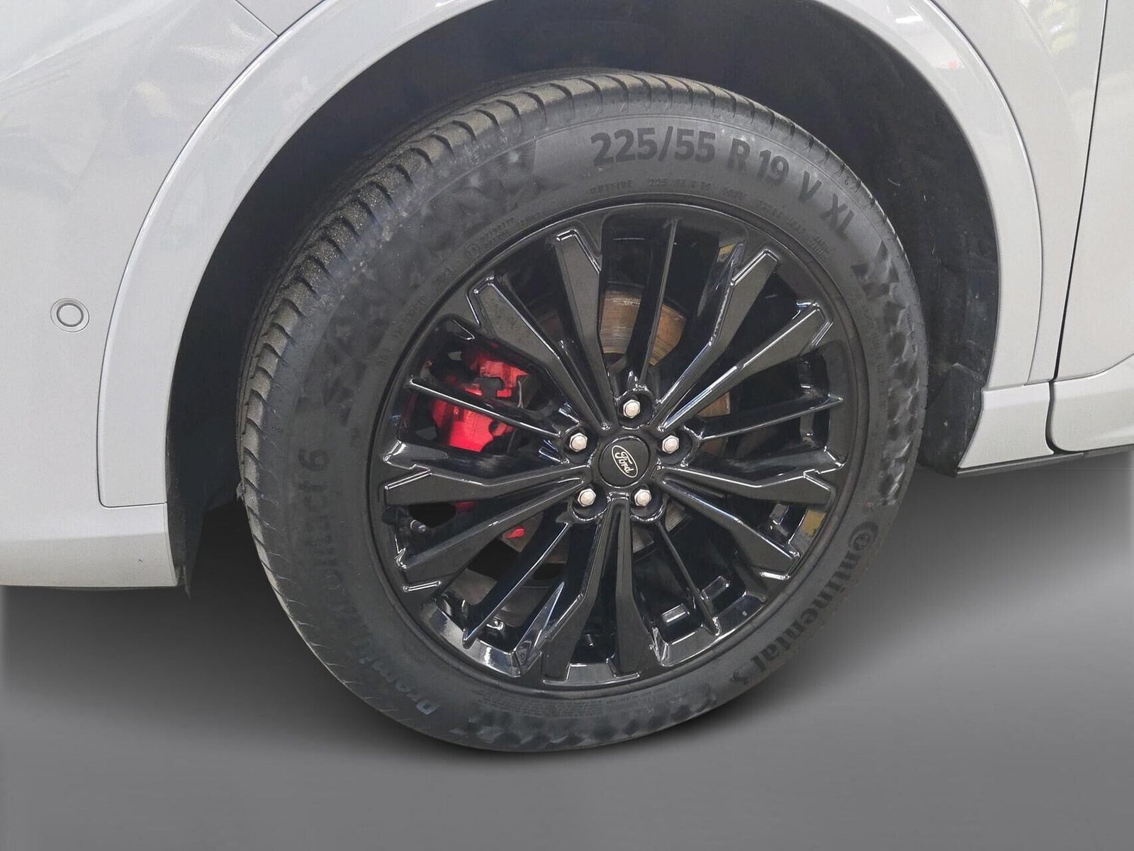 Grå Ford Kuga fra 2023
