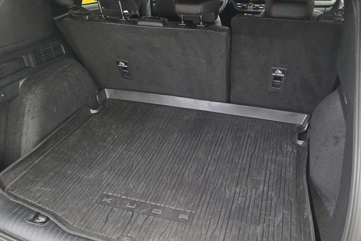 Grå Ford Kuga fra 2023