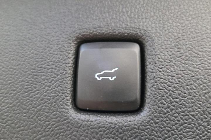 Grå Ford Kuga fra 2023