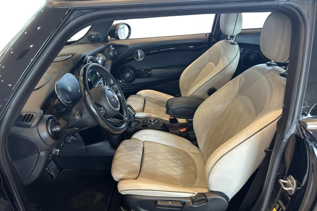Blå Mini Cooper SE fra 2022