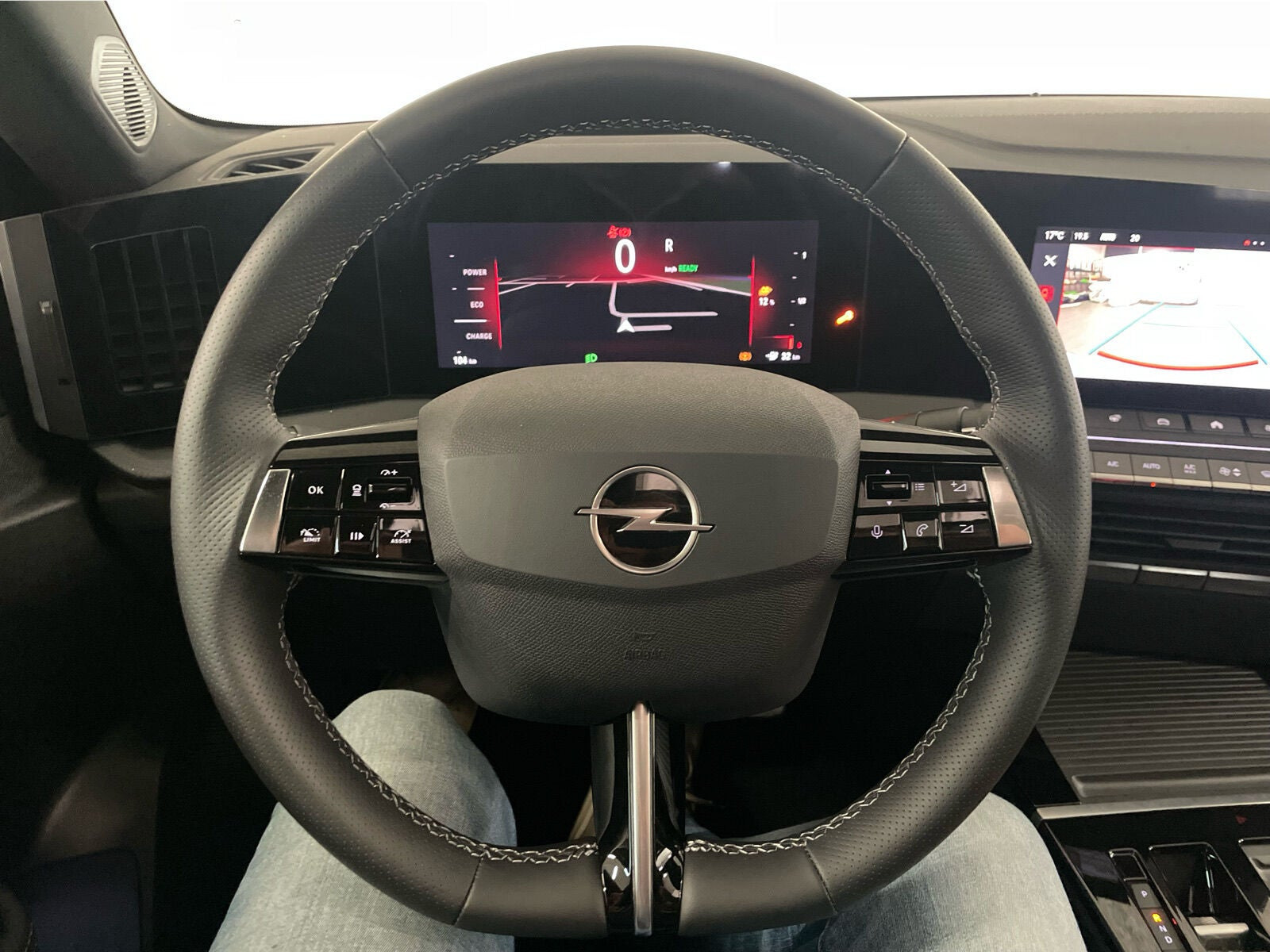 Hvid Opel Astra-e fra 2024