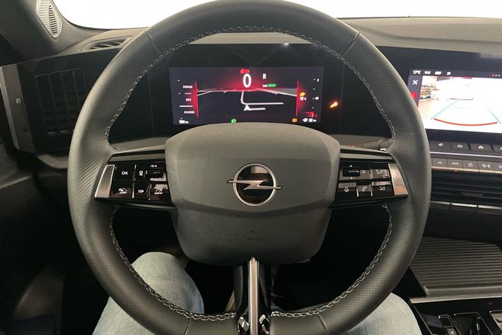 Hvid Opel Astra-e fra 2024