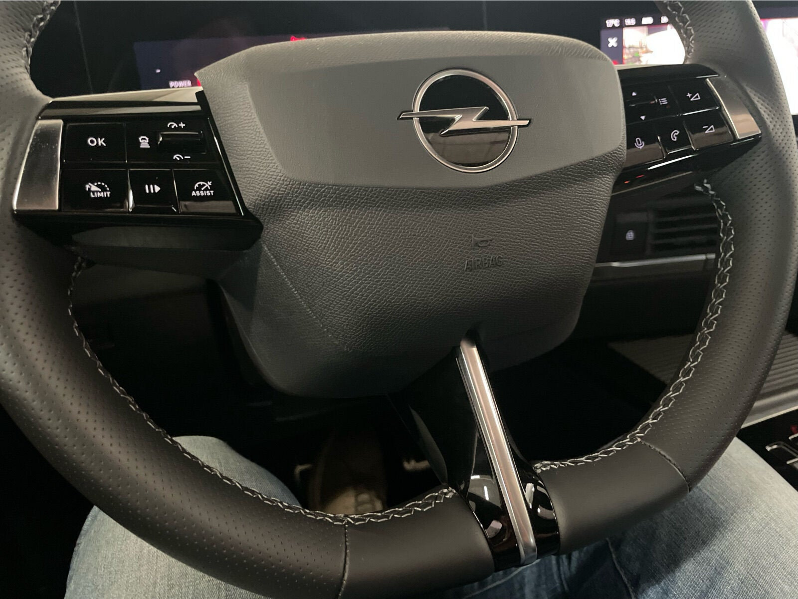 Hvid Opel Astra-e fra 2024