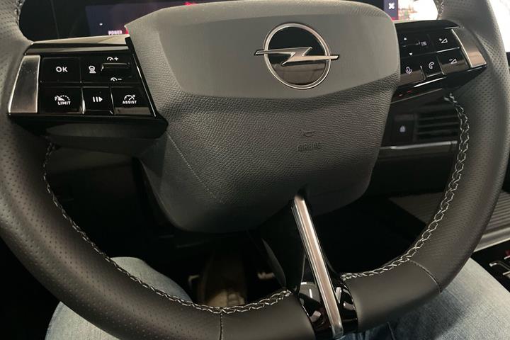 Hvid Opel Astra-e fra 2024