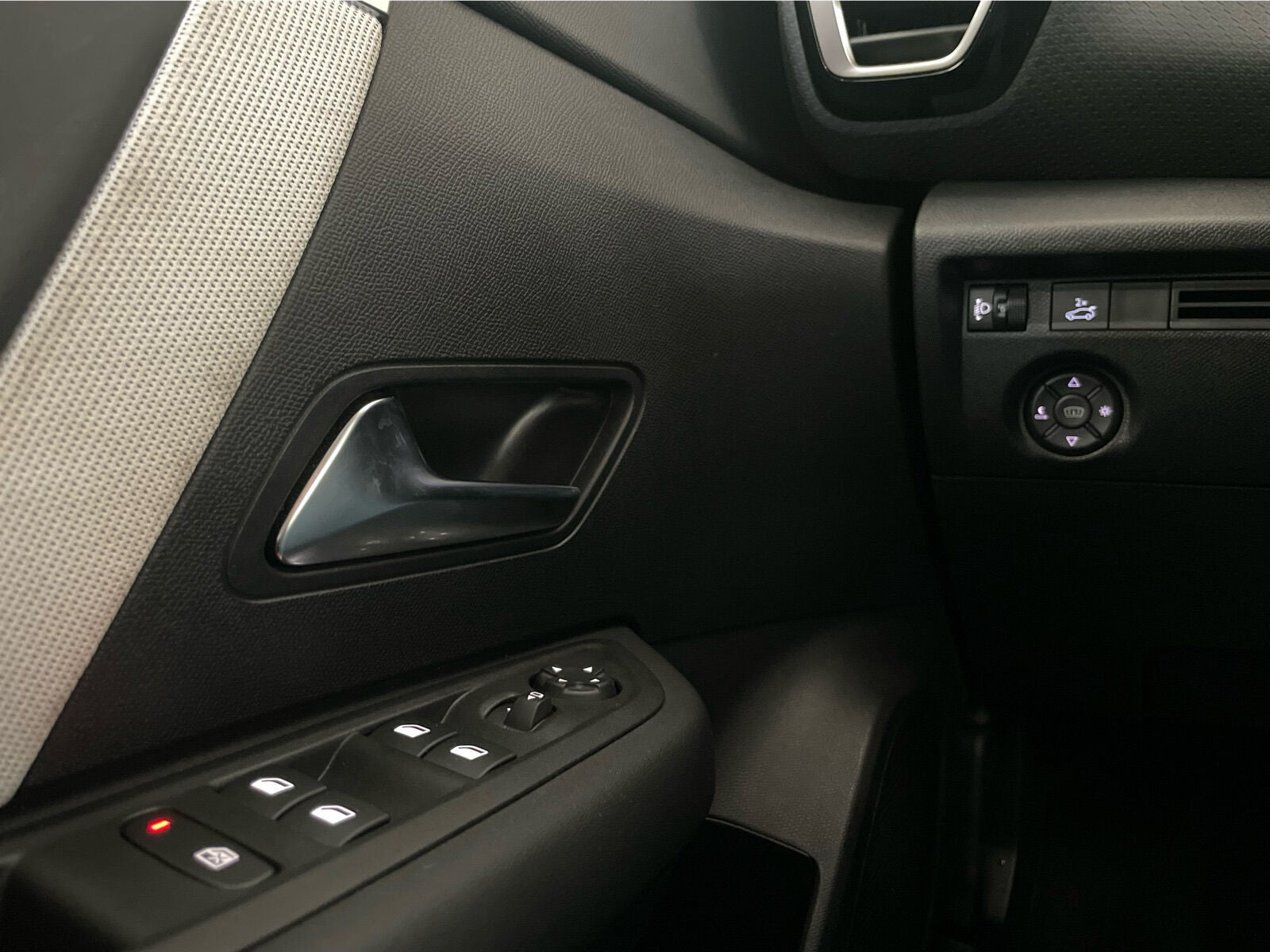 Blå Citroën ë-C4 X fra 2024