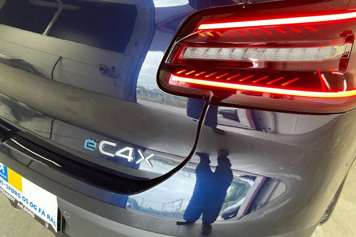 Blå Citroën ë-C4 X fra 2025