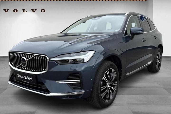 Blå Volvo XC60 fra 2022 set udefra