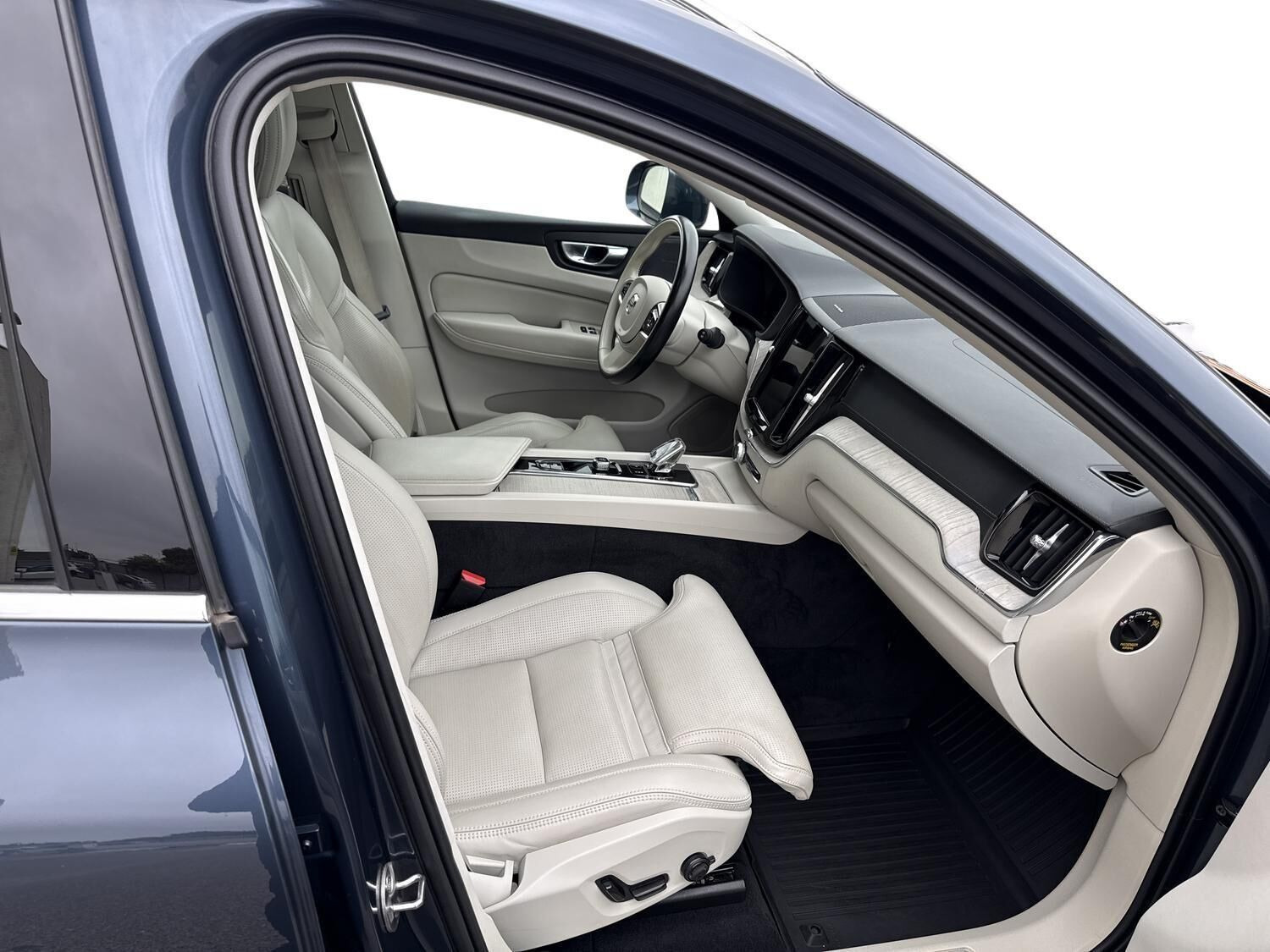 Blå Volvo XC60 fra 2022