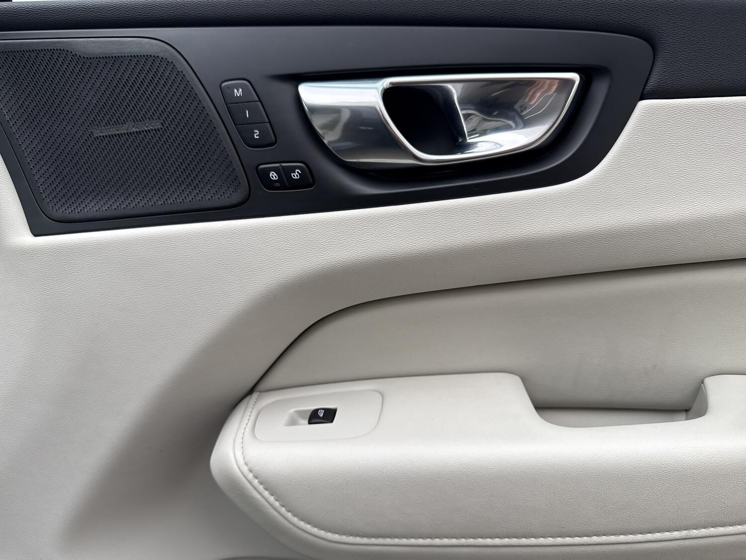 Blå Volvo XC60 fra 2022