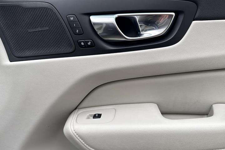 Blå Volvo XC60 fra 2022