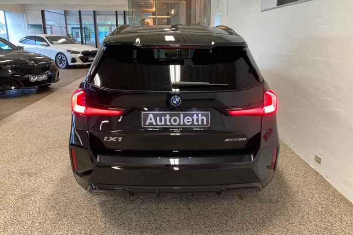 Sort BMW iX1 fra 2025