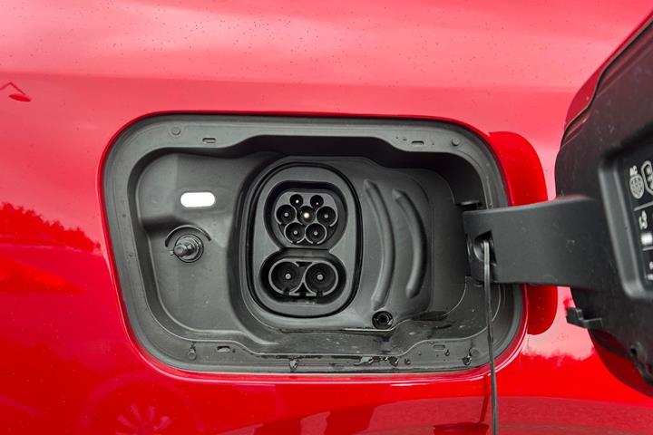 Rød Ford Capri fra 2025