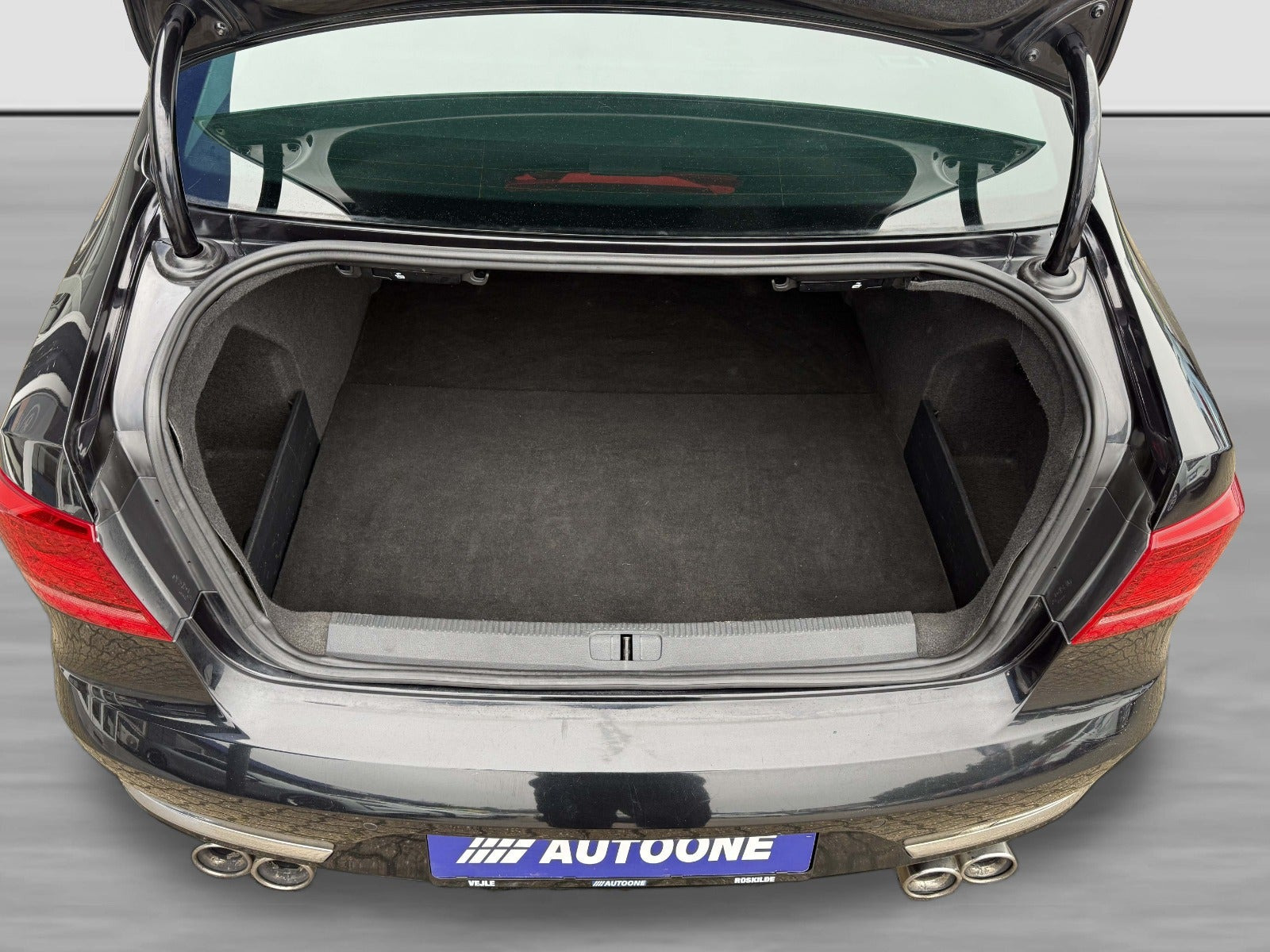 Sort VW Passat fra 2011
