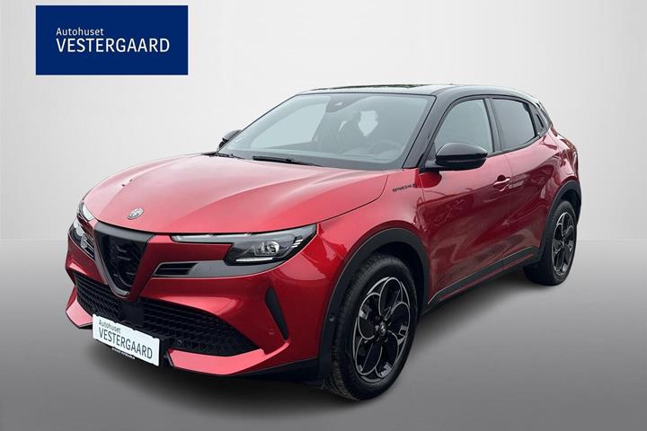 Rød Alfa Romeo Junior fra 2025 set udefra