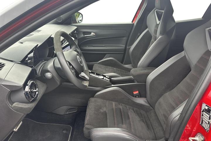 Rød Alfa Romeo Junior fra 2025