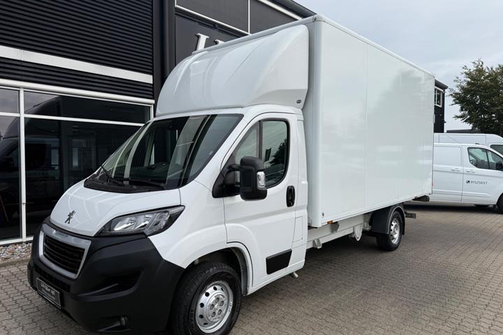 Hvid Peugeot Boxer 335 fra 2024