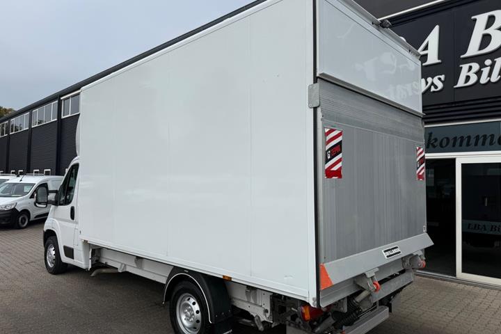 Hvid Peugeot Boxer 335 fra 2024