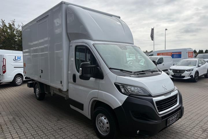 Hvid Peugeot Boxer 335 fra 2024