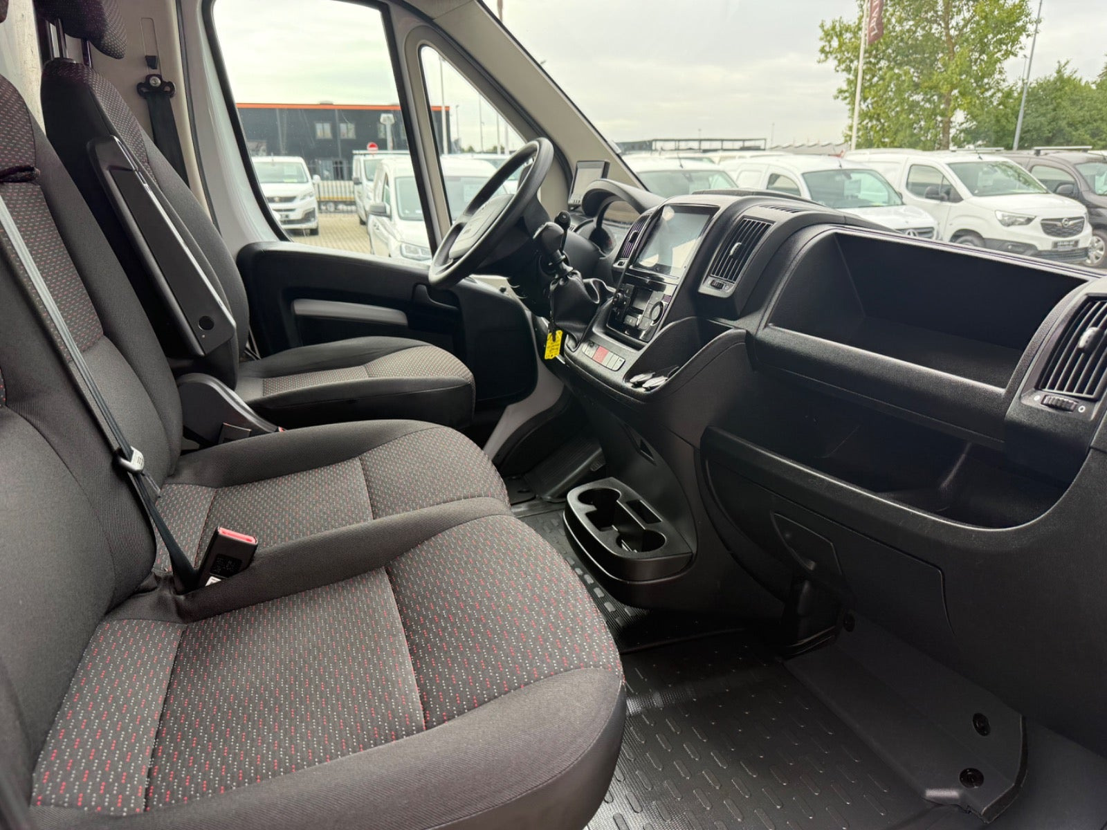 Hvid Peugeot Boxer 335 fra 2024