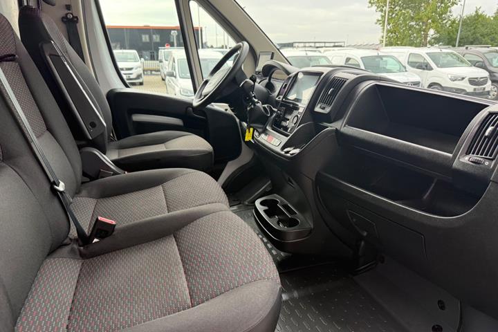 Hvid Peugeot Boxer 335 fra 2024