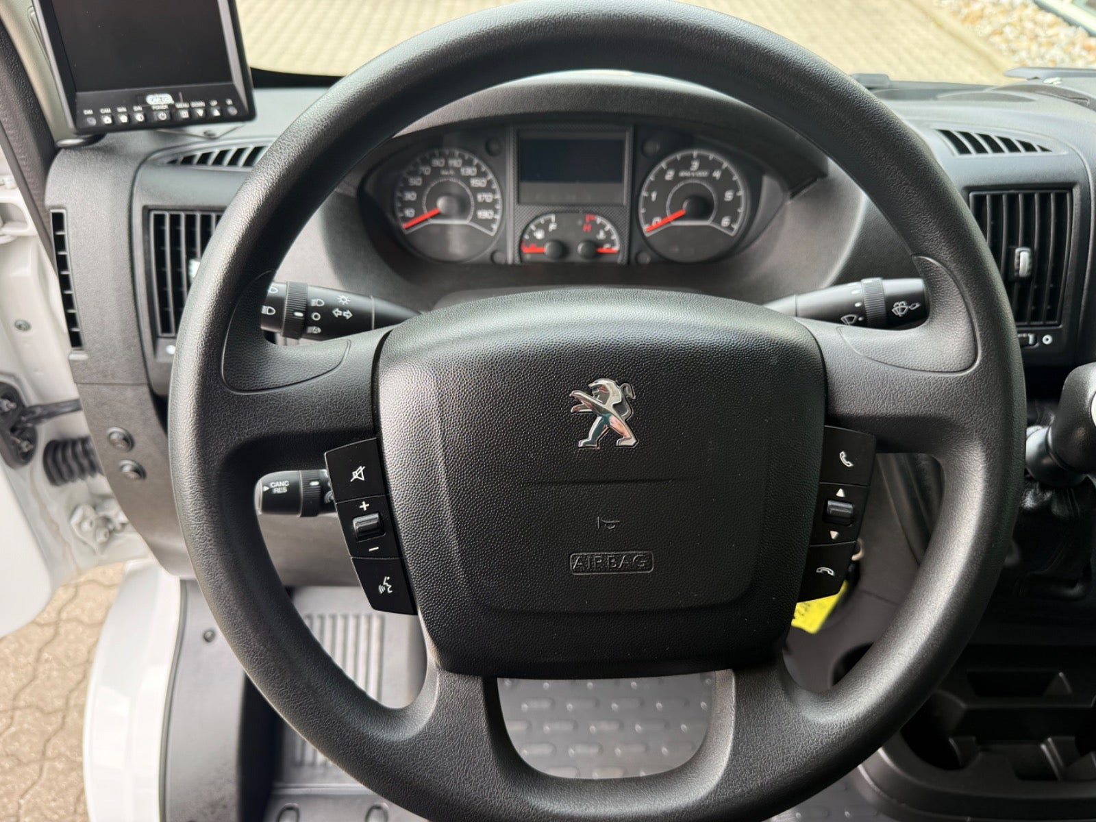 Hvid Peugeot Boxer 335 fra 2024