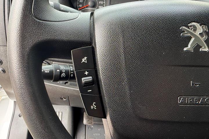 Hvid Peugeot Boxer 335 fra 2024