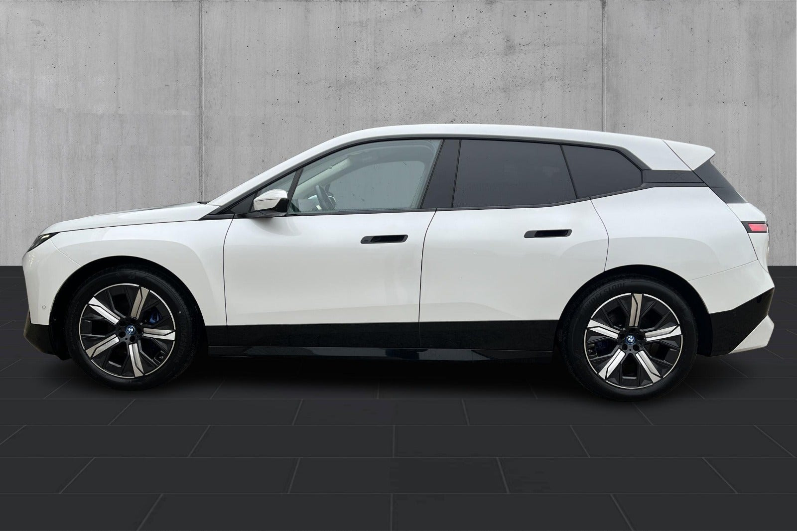 Hvid BMW iX fra 2024