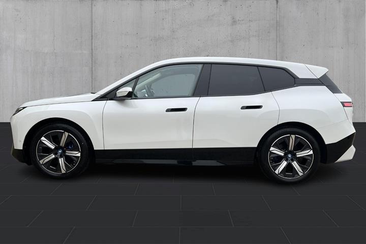 Hvid BMW iX fra 2024