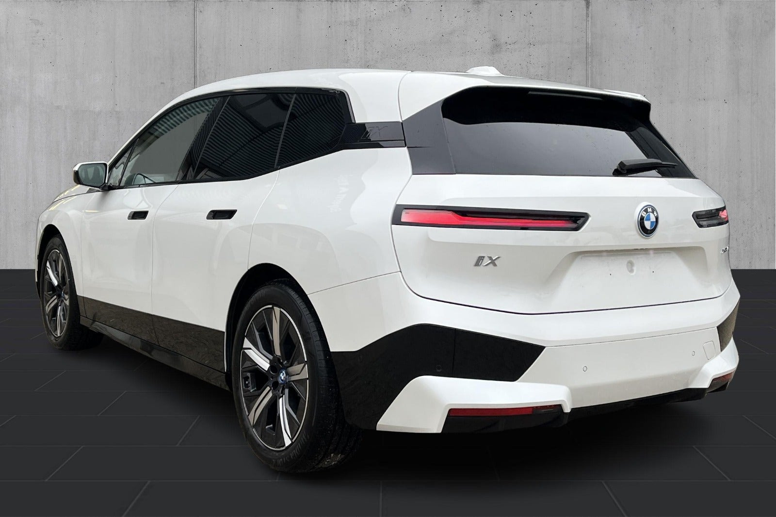 Hvid BMW iX fra 2024