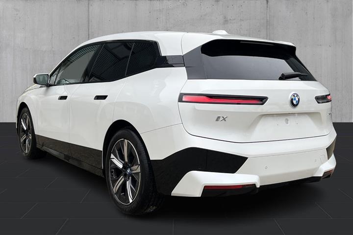 Hvid BMW iX fra 2024