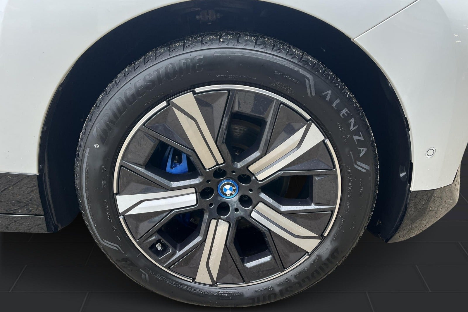 Hvid BMW iX fra 2024