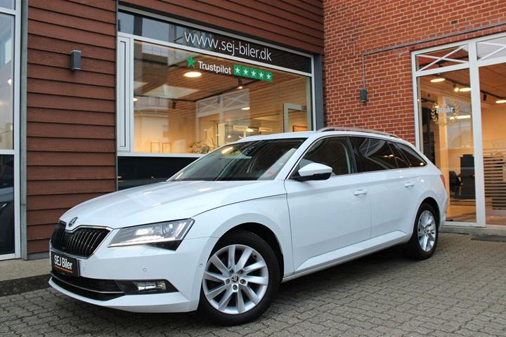 Hvid Skoda Superb fra 2019