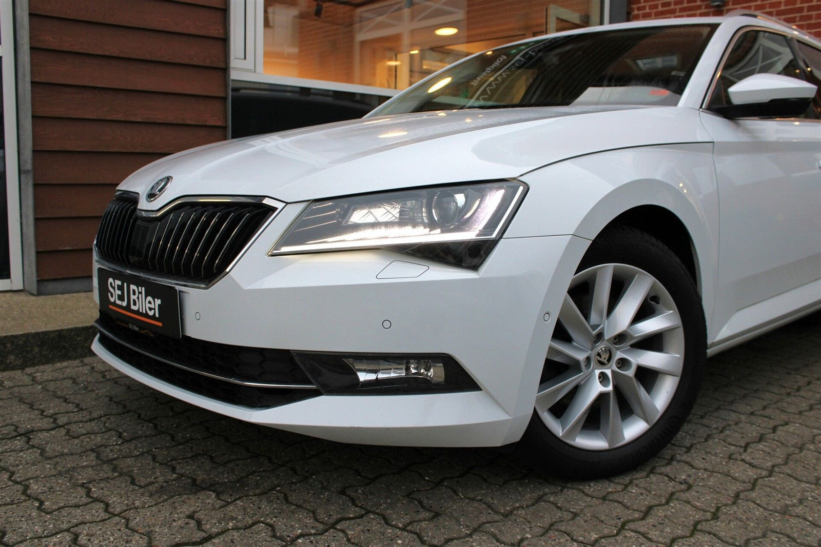 Hvid Skoda Superb fra 2019
