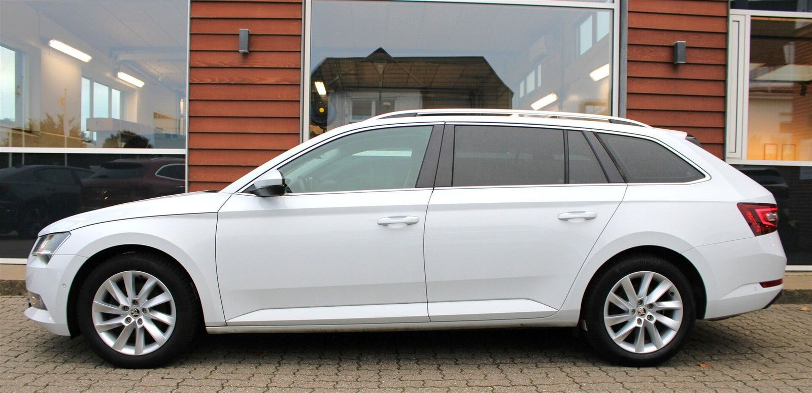 Hvid Skoda Superb fra 2019