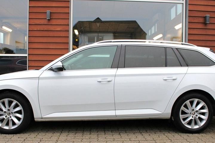Hvid Skoda Superb fra 2019